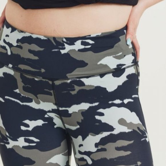 Plus Size Camo Leggings - Picture 3 of 6